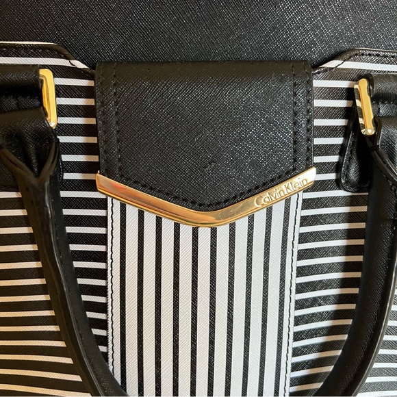 [Calvin Klein] Black & White Stripe Purse - Picture 5 of 7